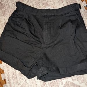 Banana Republic adventure pleated short (never worn)
